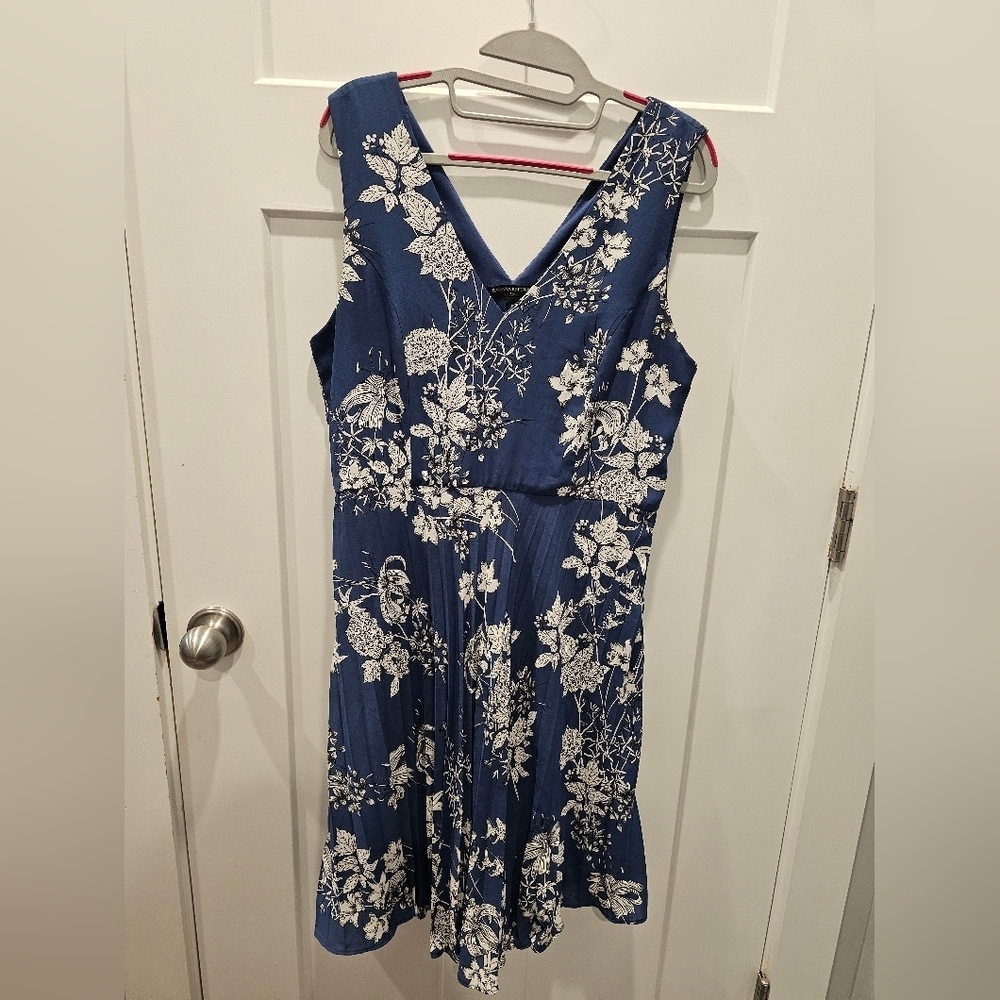 Banana Republic Blue White Floral Pleated Fit & Flare Dress Size 10 Sleeveless V